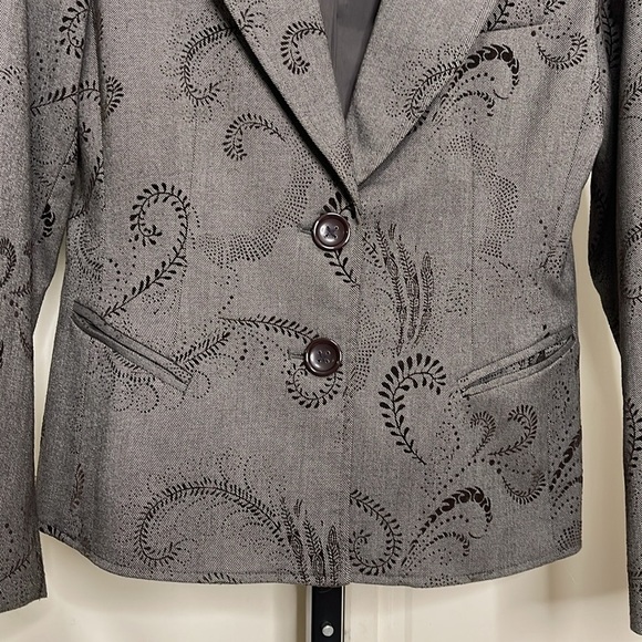 Women’s Bob Mackie Studio Gray w/ Black Velvet Floral 2 Button Blazer Size 8 - Picture 3 of 12